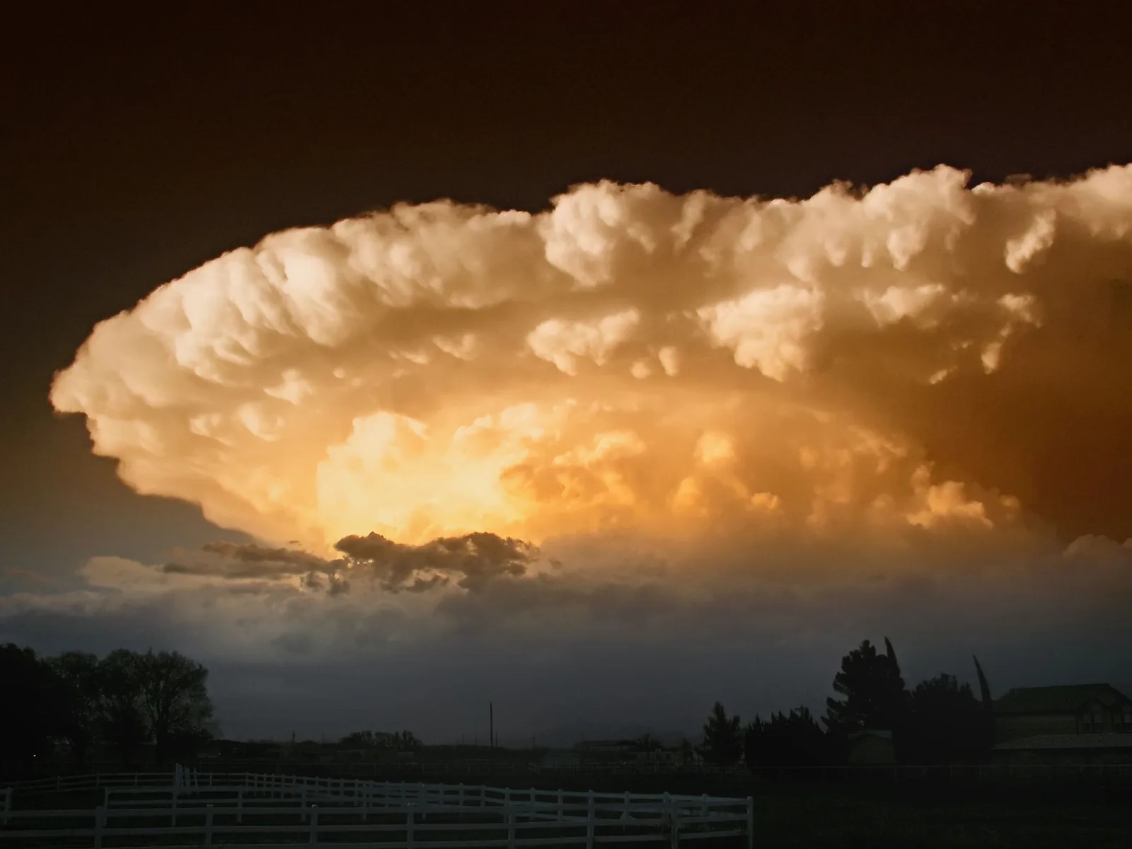 Supercell thunderstorm cloud capable of producing a tornado